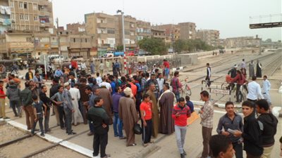 متظاهرون يقطعون السكك الحديدية في 