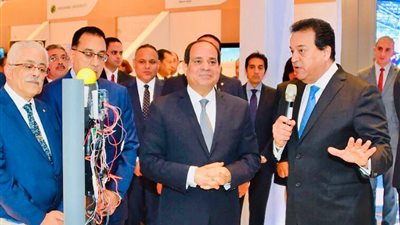 5 صور ترصد تفقد السيسي معرض منتدى التعليم العالي والبحث العلمي