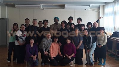 بالصور.. على مهدي يصل للسودان بعد إقامة عدة ورش مسرحية باليابان