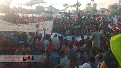 حرفيو دمياط يؤمنون ميدان الساعة.. والمتظاهرون يطالبون السيسى بإقالة مرسى
