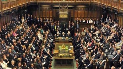 عراة وكلاب وتسرب مياه..الفوضى تضرب البرلمان البريطاني بسبب