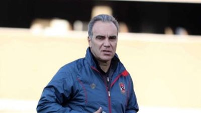 لاسارتي يعقد محاضرة مع لاعبي الأهلي قبل المران