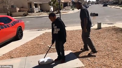 «جبروت أب» يجبر ابنه على تحطيم لعبته المفضلة بسبب رسوبه في الامتحان (فيديو وصور)