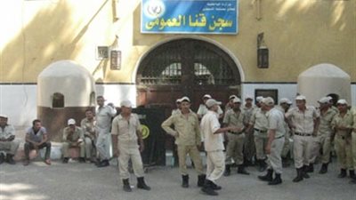 تعزيزات أمنية مكثفة بمحيط سجن قنا العمومى