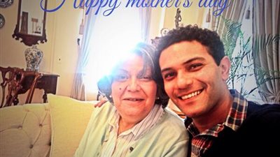 آسر ياسين ينشر صورته مع والدته
