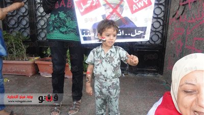 طفل بزي ضابط يعتصم ويطالب مرسي بـ