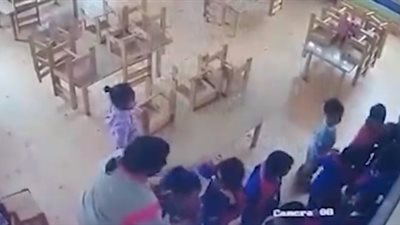 لقطات صادمة لمعلمة تحرض 4 أطفال لضرب فتاة داخل الفصل (فيديو)