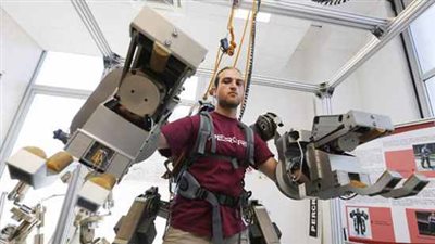 بالفيديو.. جسد معدني يمكن الإنسان من حمل 100 كيلو جرام