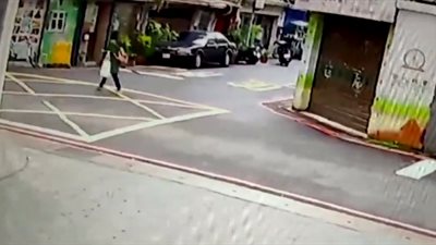 لحظة سحق امرأة تحت عجلات سيارة أثناء عبورها الطريق (فيديو)