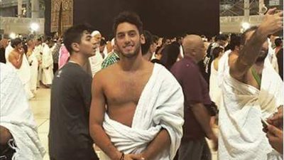 نجم «ليفركوزن» يزور الكعبة ويطالب المسلمين بزيارتها