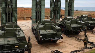 بينس: على تركيا الاختيار بين البقاء بالناتو أو نظام روسيا الصاروخي