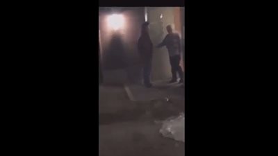 رجل يعتدي على «عجوز» بطريقة وحشية (فيديو)