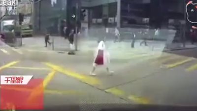 لحظة نجاة امرأة بأعجوبة من دهس سيارة (فيديو)