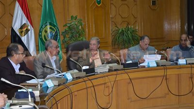 بالصور.. محافظ الإسماعيلية يبحث حل مشكلة مخالفات الأبراج السكنية