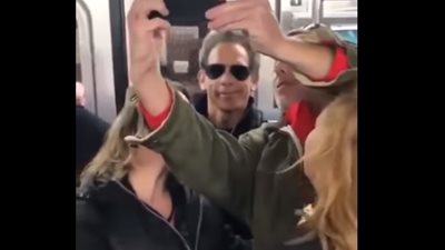 رد فعل هستيري لامرأة رأت ممثلها المفضل داخل المترو (فيديو)