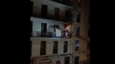 لحظة إنقاذ رجل إطفاء شجاع امرأة وكلبيها من شقتها المشتعلة (فيديو)