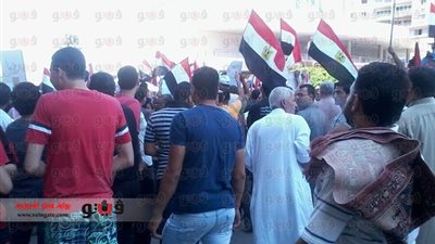 امتلاء الكافتيريات والقهاوي بالمتظاهرين قبل بيان الجيش