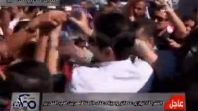 بالفيديو.. الداخلية توزع زجاجات المياه والعصائر على متظاهري التحرير والاتحادية