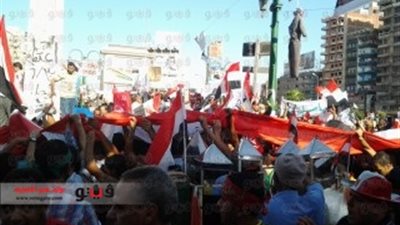 متظاهرو منيا القمح يعلقون مكبرات الصوت انتظارا للبيان العسكرى