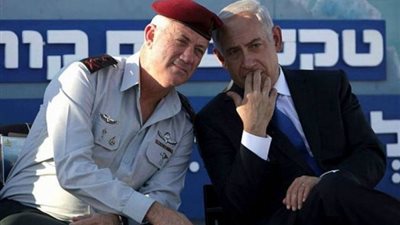 كاتب إسرائيلي يطالب بحكومة وحدة بين نتنياهو وجانتس لتمرير صفقة القرن