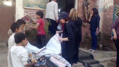 وزير الآثار و٤٠ سفيرا أجنبيا يشترون النسيج اليدوي بسوهاج