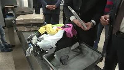 لحظة مصادرة 3 كيلو كوكايين مخبأة داخل 8 أجهزة لاب توب بمطار القاهرة (فيديو)