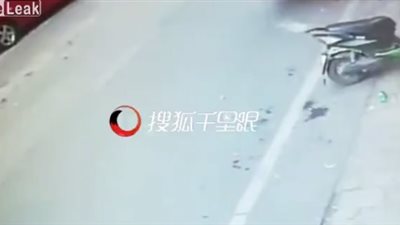 لحظة دهس سيارة دفع رباعي طفلا صغيرا (فيديو)