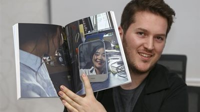 بالصور.. مهندس يصمم مرآة لمرضى السرطان تمنحهم ابتسامة دائمة