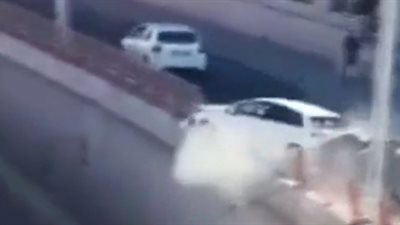 لقطات مفجعة لسيارة عائلة تطير عبر حاجز وتسقط (فيديو)