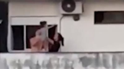 أب يشجع طفلته الصغيرة بالسير على حافة شرفة بالطابق السابع (فيديو)