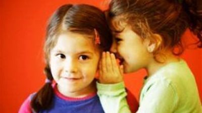 5 خطوات تخلصي بها طفلك من إفشاء أسرار المنزل