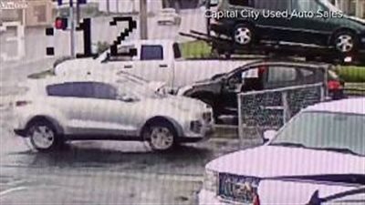 مشاجرة عنيفة بين امرأة وفتاة بعد حادث تصادم بينهما (فيديو)