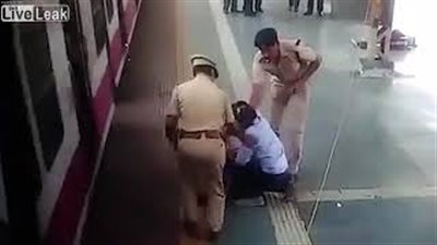 سرعة بديهة شرطي تنقذ رجلا من الموت تحت عجلات قطار (فيديو)