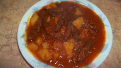 طريقة تجهيز وجبة كفتة الأرز بالصلصة والبطاطس