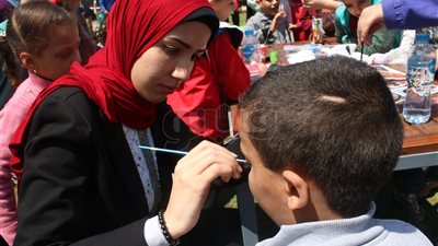 أطفال المدارس يشاركون الأيتام أحلامهم باحتفالية الحديقة الدولية (فيديو)