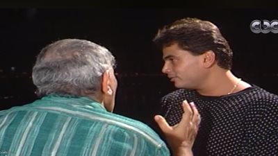 عمرو دياب ينفعل على مفيد فوزي في لقاء نادر بسبب عبد الوهاب (فيديو)