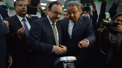 بالصور .. وزير الاتصالات يفتتح مركزى الخدمات البريدية بالعباسية وباب اللوق