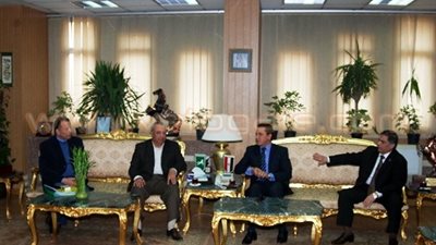 محافظ الشرقية السابق يزور «خالد سعيد» بمكتبه