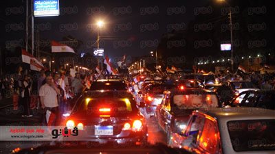 الفرحة تعم المتظاهرين في محيط قصر الاتحادية