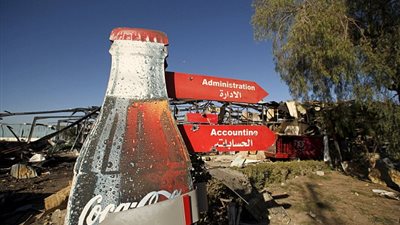 بالفيديو والصور.. استهداف مصنع «كوكاكولا» في اليمن