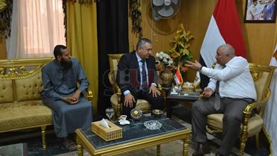 محافظ الوادي الجديد يلتقي بممثل إحدى شركات الاستثمار الزراعي الأردنية