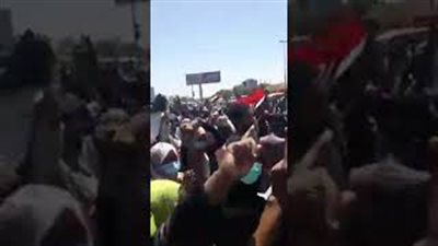 الجيش السوداني يغلق الشوارع المؤدية للقيادة العامة بعد اقتراب المتظاهرين