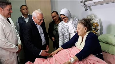 وزيرة الصحة ومحافظ بورسعيد يزوران الفدائية زينب الكفراوي (صور)