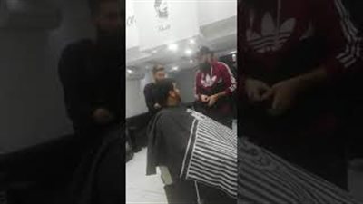 حلاق حاول المزاح مع زبون فتلقى صفعة على وجهه (فيديو)