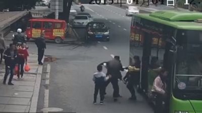 نهاية مروعة للص سيئ الحظ سرق هاتف محمول (فيديو)