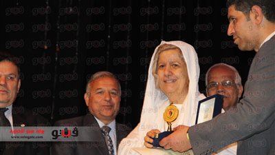 الراهبة ماجي جبران تقدم وردة إلى غادة والي في احتفالية عيد الأسرة