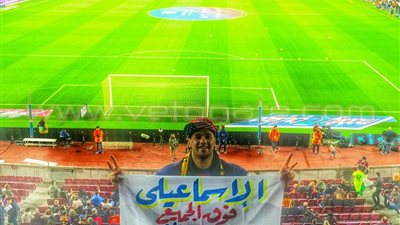 بالصور.. لافتة «الإسماعلي فوق الجميع غصب عنك يا ميدو» في مباراة برشلونة