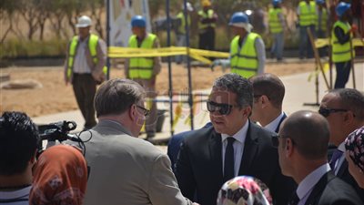 مجموعة من الصم والبكم يحيون وزير الآثار بإشارة 