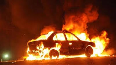 تاجر يضرم النار في سيارة بائع بسبب الديون ببنها