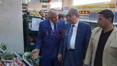 وزير التموين يتفقد السلع الغذائية بالوادي الجديد